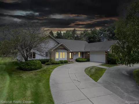 4392 Pinehurst Dr, West Bloomfield, MI 48322