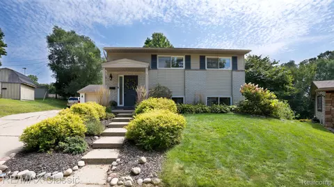 876 Panorama Crt Ct, Milford, MI 48381