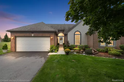 451 Golf Villa Dr, Oxford, MI 48371