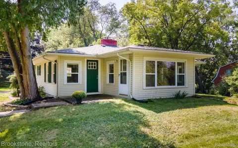 3610 Orion Rd, Oakland, MI 48363