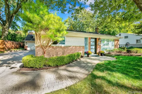 1336 Catalpa Dr, Rochester, MI 48307