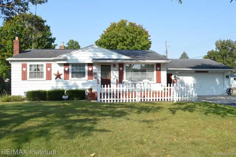 4500 Carmanwood Dr, Flint, MI 48507