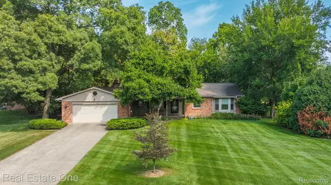 34456 Beechwood St, Farmington Hills, MI 48335