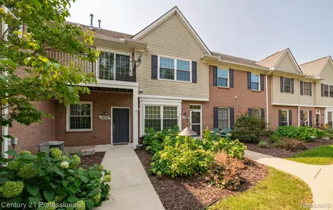 1032 Shiawassee Cir, Howell, MI 48843