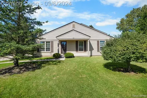 3001 High Pointe Ridge Rd, Lake Orion, MI 48359