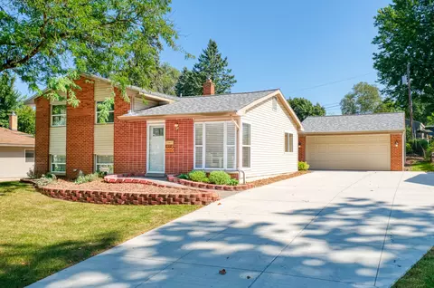 900 Bird Song Dr, Milford, MI 48381