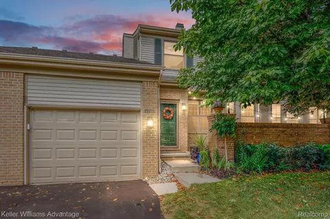 29311 Regents Pointe, Farmington Hills, MI 48331