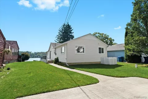 709 Byram Lake Dr, Linden, MI 48451