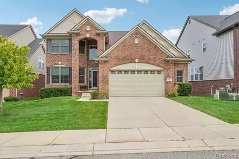 4852 E Stonegate Cir, Lake Orion, MI 48359