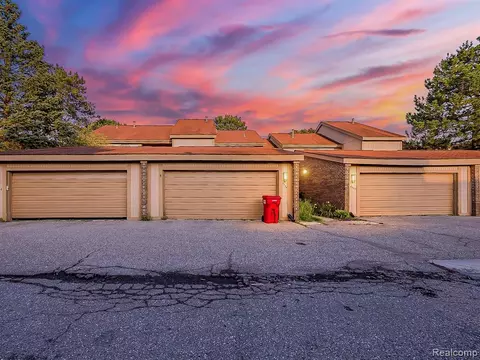 5354 Wright Way W, West Bloomfield, MI 48322