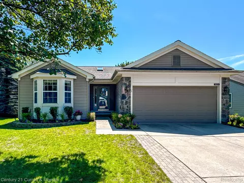 5934 Northridge Cir, Waterford, MI 48327