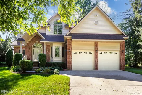 4070 Cottontail Ln, Shelby Township, MI 48316