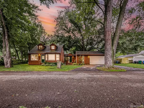 3158 Fox Blvd, Commerce, MI 48382