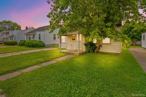 17484 Lowell St, Roseville, MI 48066