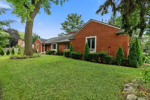 195 Kercheval Ave, Grosse Pointe Farms, MI 48236