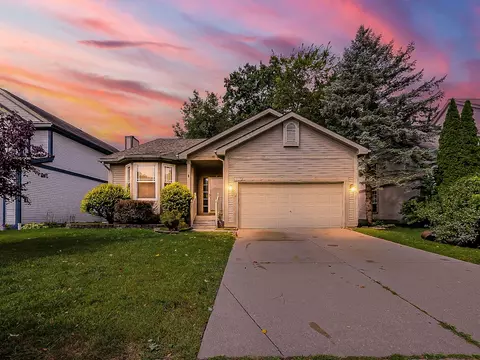 327 Lake Meadow Dr, Waterford, MI 48327