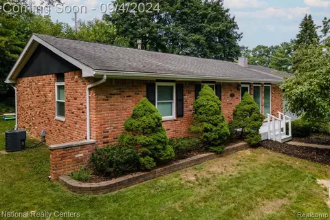 9231 Seneca Dr, Clarkston, MI 48348