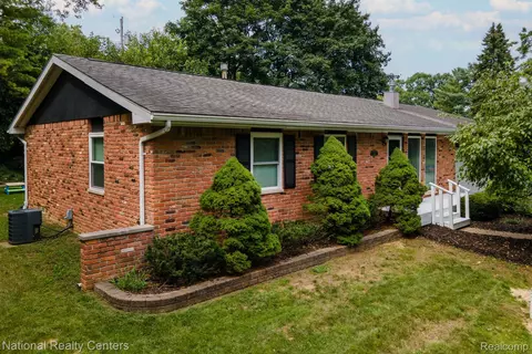 9231 Seneca Dr, Independence, MI 48348