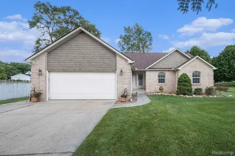 2480 Briar Creek Ln, Burton, MI 48509
