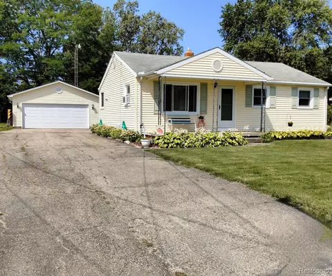 3364 Ellis Park Dr, Burton, MI 48519