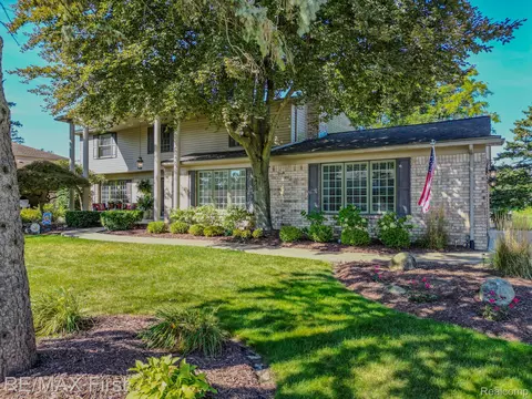 54263 Pocahontas Dr, Shelby Township, MI 48315