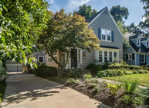 9 Woodside Park Blvd, Pleasant Ridge, MI 48069