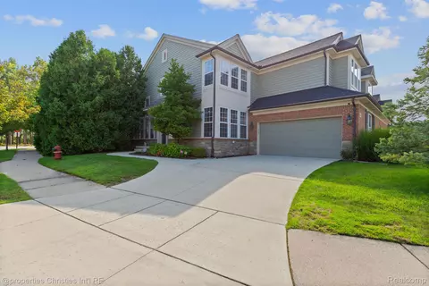 2054 Applewood Dr, Troy, MI 48085