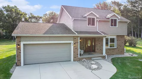 823 Alpine Trl, Fenton, MI 48430
