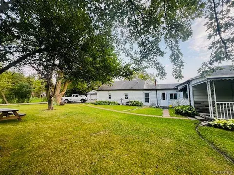 26197 Pennsylvania Rd, Brownstown, MI 48174
