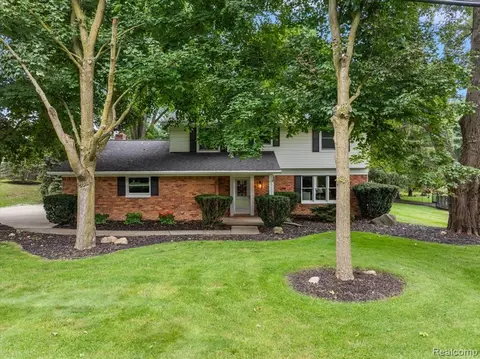 8320 Allen Rd, Clarkston, MI 48348