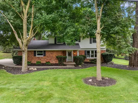 8320 Allen Rd, Independence, MI 48348