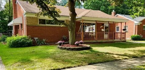9031 Sunbury St, Livonia, MI 48150