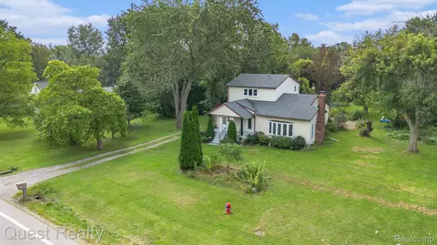 1585 S Blvd W, Troy, MI 48098