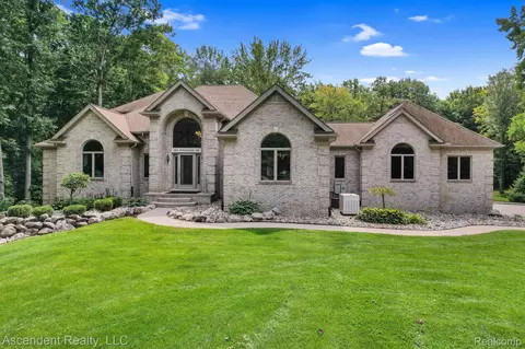 380 Woodside Ln, Oakland, MI 48363