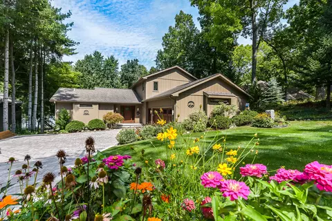5015 Gallagher Blvd, Whitmore Lake, MI 48189