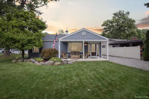 11611 Algonquin Dr, Pinckney, MI 48169