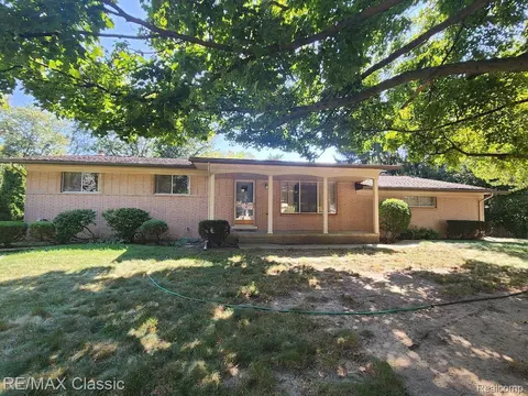 52900 Heatherway Dr, Shelby Township, MI 48316
