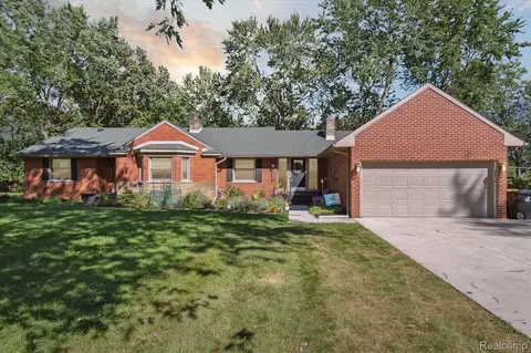 24644 Springbrook Dr, Farmington Hills, MI 48336