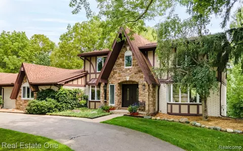 6899 Langle Ct, Clarkston, MI 48346