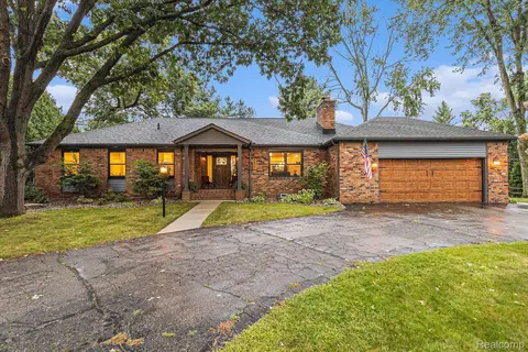 8827 Pleasant Lake Dr, Brighton, MI 48116