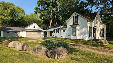 916 S Adelaide St, Fenton, MI 48430