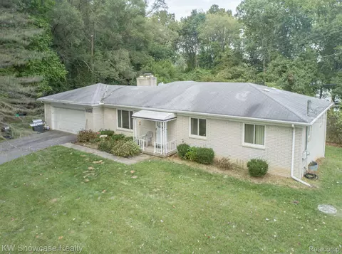 6071 Academy Dr, Brighton, MI 48116