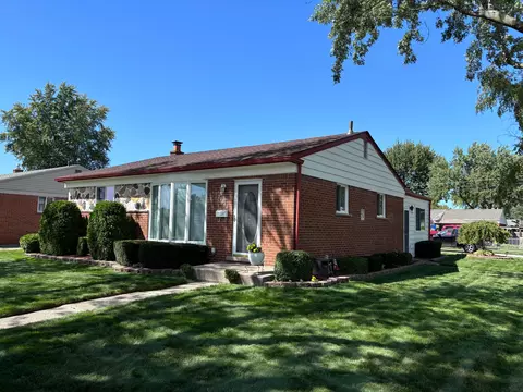 21443 Parkway St, Saint Clair Shores, MI 48082