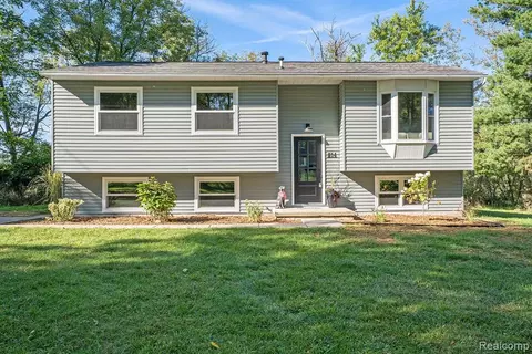 814 E South Holly Rd, Fenton, MI 48430