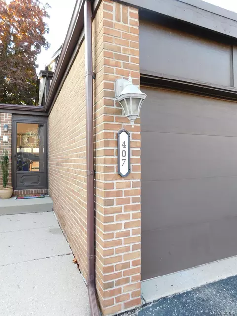 407 Country Club Dr, Saint Clair Shores, MI 48082