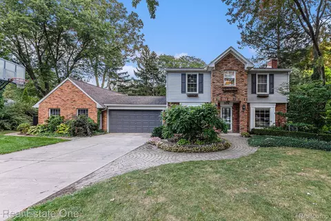 3576 Beach Rd, Troy, MI 48084