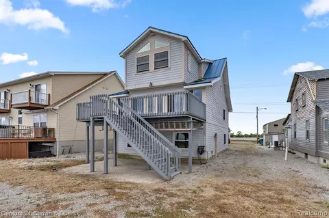 6886 Lakeshore Dr, Newport, MI 48166
