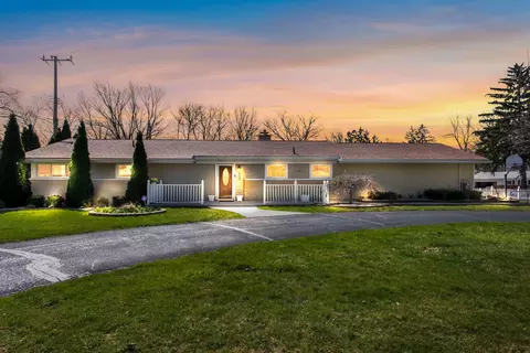 5333 W Briarcliff Knoll Dr, West Bloomfield, MI 48322