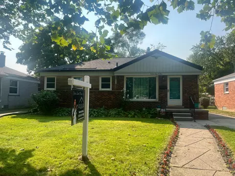 9901 E Clements Cir, Livonia, MI 48150