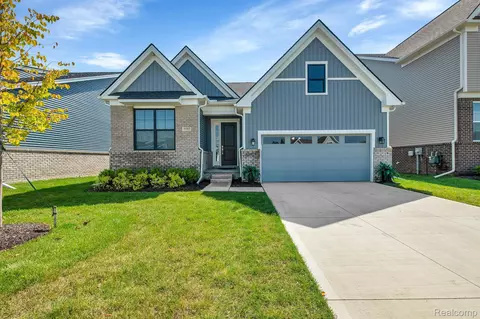 5557 Helmsdale Blvd, West Bloomfield, MI 48322